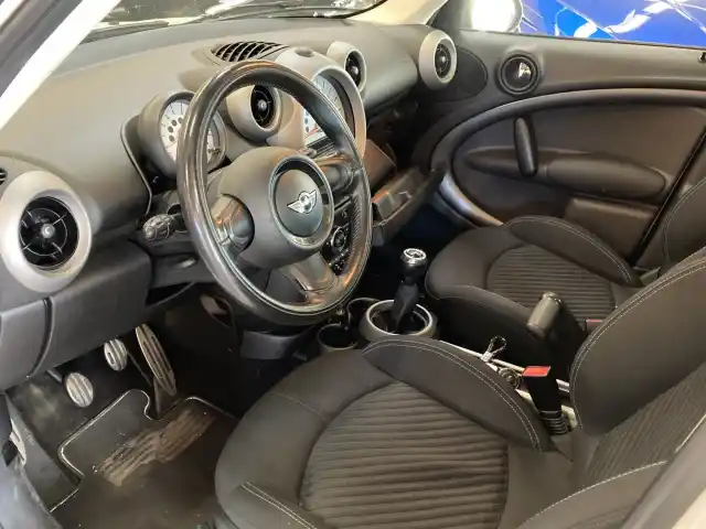 Valkoinen Maastoauto, MINI Cooper S – JIM-742