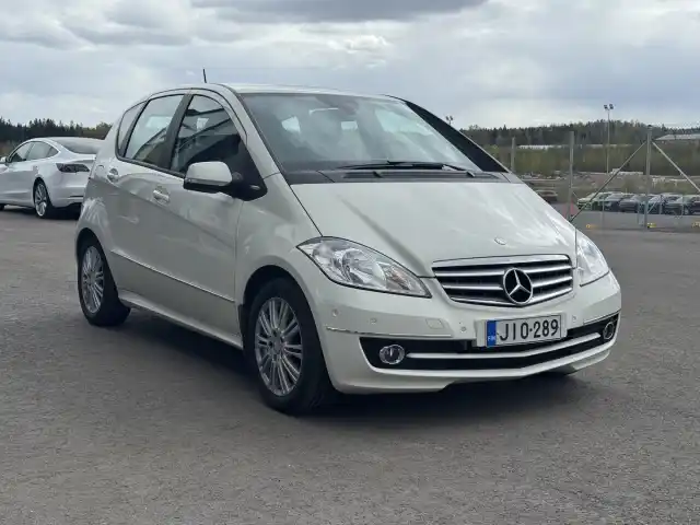 Valkoinen Tila-auto, Mercedes-Benz A – JIO-289