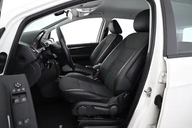 Valkoinen Tila-auto, Mercedes-Benz A – JIO-289