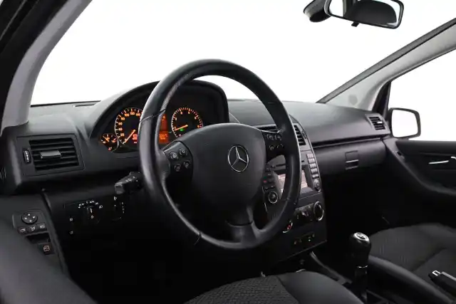 Valkoinen Tila-auto, Mercedes-Benz A – JIO-289