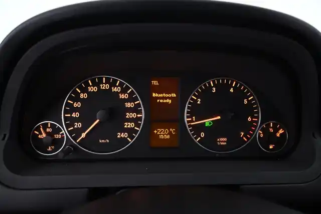Valkoinen Tila-auto, Mercedes-Benz A – JIO-289