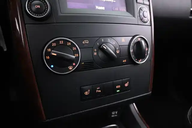Valkoinen Tila-auto, Mercedes-Benz A – JIO-289