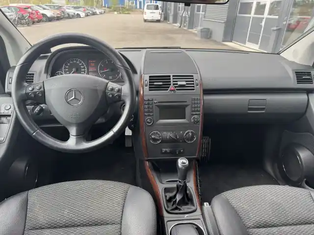 Valkoinen Tila-auto, Mercedes-Benz A – JIO-289