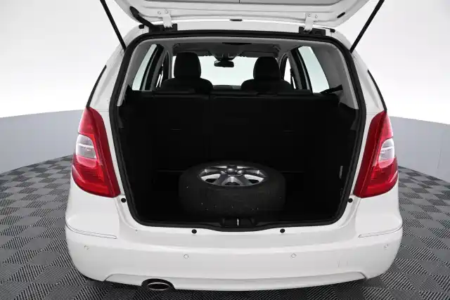 Valkoinen Tila-auto, Mercedes-Benz A – JIO-289