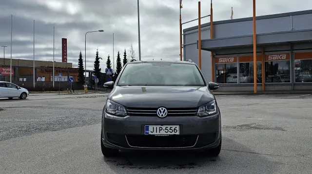 Harmaa Tila-auto, Volkswagen Touran – JIP-556