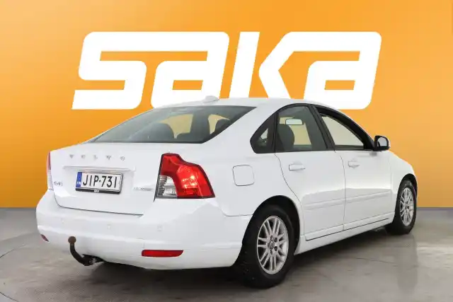 Valkoinen Sedan, Volvo S40 – JIP-731