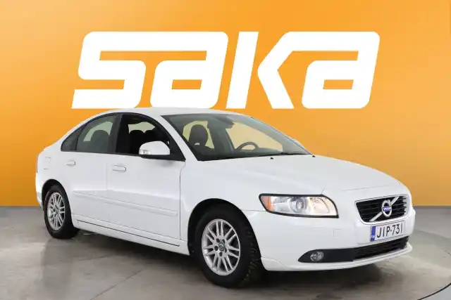 Valkoinen Sedan, Volvo S40 – JIP-731