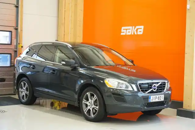 Harmaa Maastoauto, Volvo XC60 – JIP-821