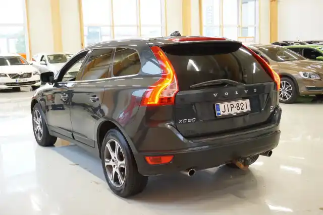 Harmaa Maastoauto, Volvo XC60 – JIP-821