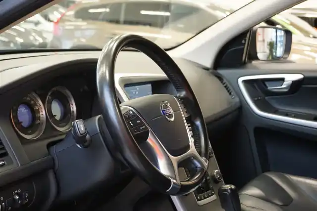 Harmaa Maastoauto, Volvo XC60 – JIP-821