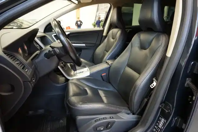 Harmaa Maastoauto, Volvo XC60 – JIP-821