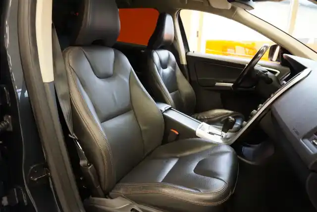 Harmaa Maastoauto, Volvo XC60 – JIP-821