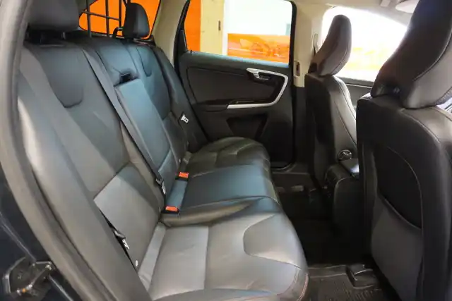 Harmaa Maastoauto, Volvo XC60 – JIP-821