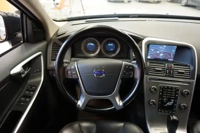Harmaa Maastoauto, Volvo XC60 – JIP-821