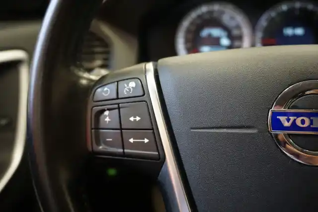 Harmaa Maastoauto, Volvo XC60 – JIP-821