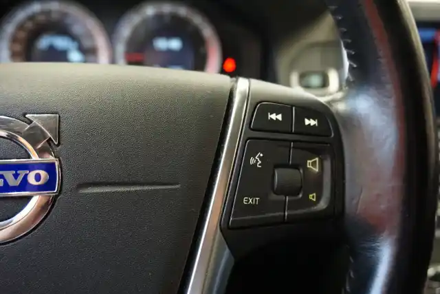 Harmaa Maastoauto, Volvo XC60 – JIP-821
