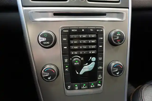 Harmaa Maastoauto, Volvo XC60 – JIP-821