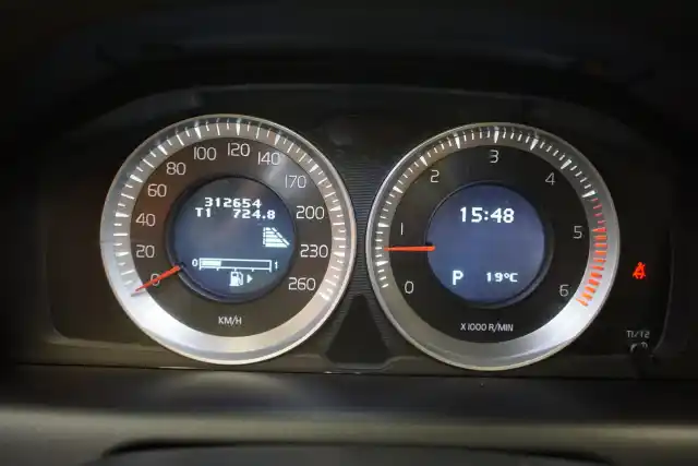 Harmaa Maastoauto, Volvo XC60 – JIP-821
