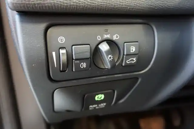 Harmaa Maastoauto, Volvo XC60 – JIP-821