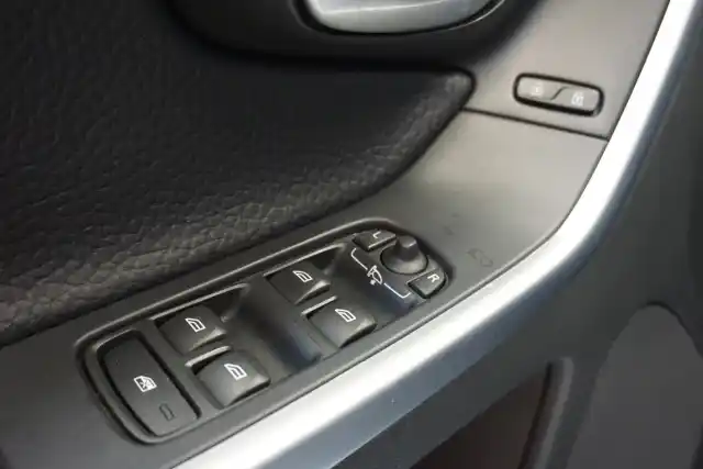 Harmaa Maastoauto, Volvo XC60 – JIP-821