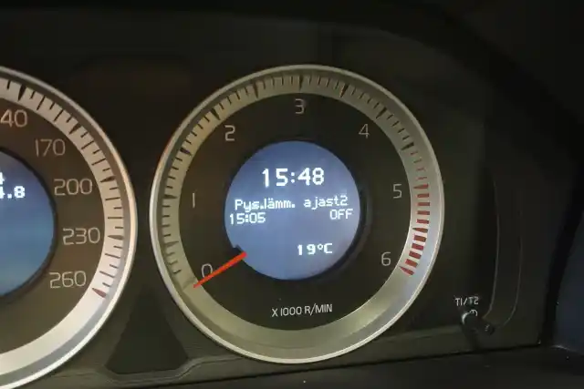 Harmaa Maastoauto, Volvo XC60 – JIP-821