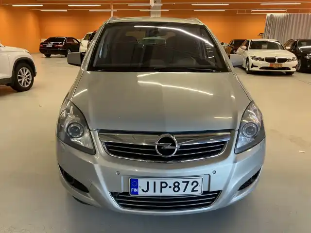 Ruskea (beige) Tila-auto, Opel Zafira – JIP-872