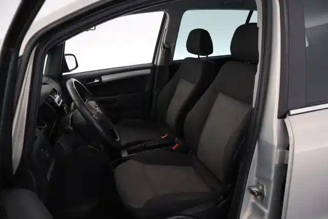 Ruskea (beige) Tila-auto, Opel Zafira – JIP-872