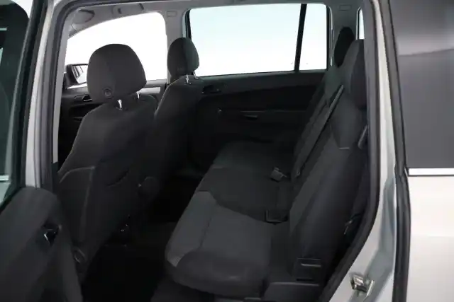 Ruskea (beige) Tila-auto, Opel Zafira – JIP-872