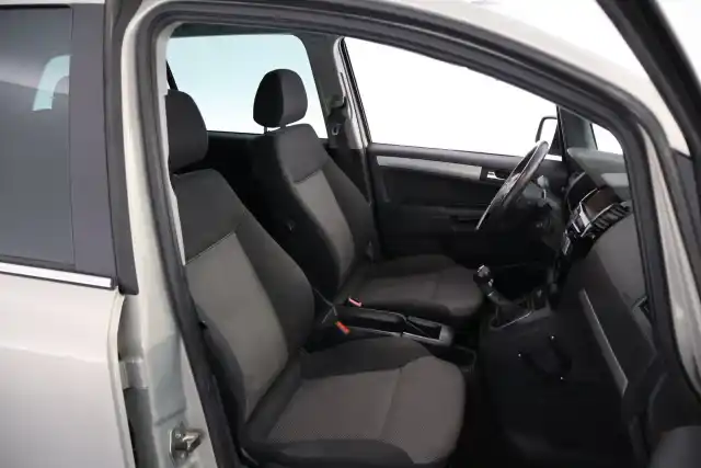 Ruskea (beige) Tila-auto, Opel Zafira – JIP-872