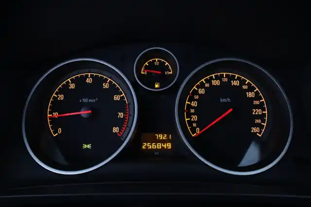 Ruskea (beige) Tila-auto, Opel Zafira – JIP-872