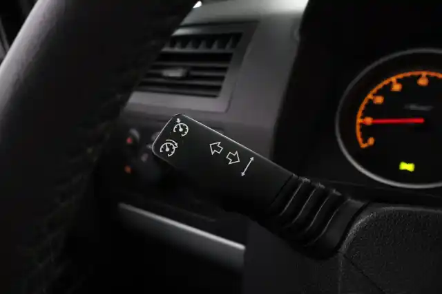 Ruskea (beige) Tila-auto, Opel Zafira – JIP-872