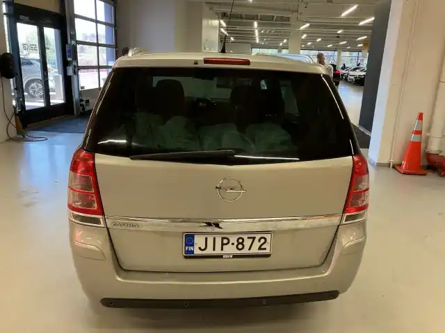 Ruskea (beige) Tila-auto, Opel Zafira – JIP-872