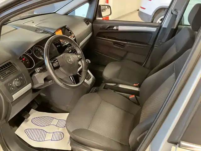 Ruskea (beige) Tila-auto, Opel Zafira – JIP-872