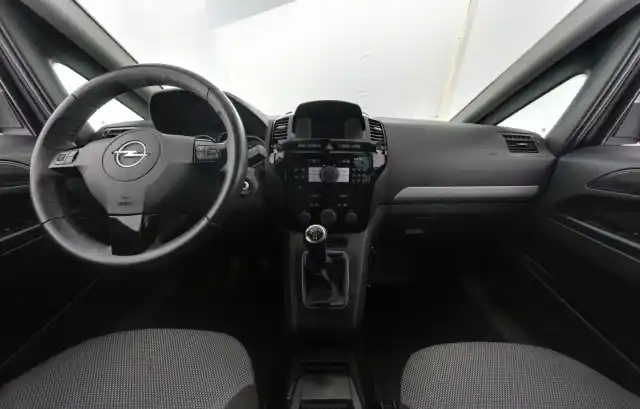 Ruskea (beige) Tila-auto, Opel Zafira – JIP-872