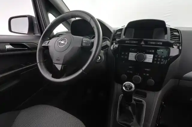 Ruskea (beige) Tila-auto, Opel Zafira – JIP-872