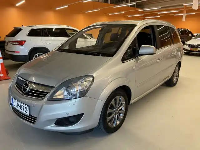 Ruskea (beige) Tila-auto, Opel Zafira – JIP-872