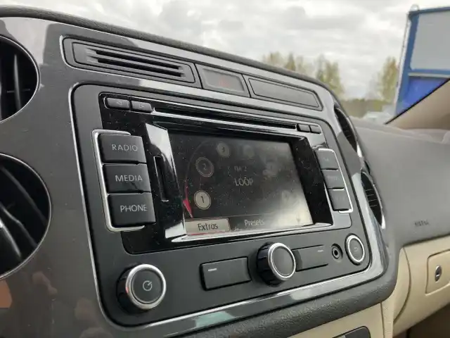 Ruskea (beige) Maastoauto, Volkswagen Tiguan – JIP-882