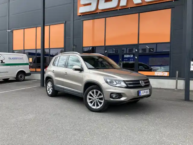 Ruskea (beige) Maastoauto, Volkswagen Tiguan – JIP-882