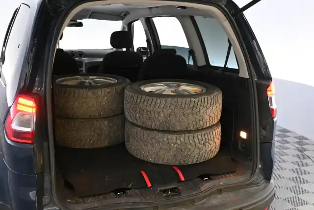 Sininen Tila-auto, Ford Galaxy – JIP-932
