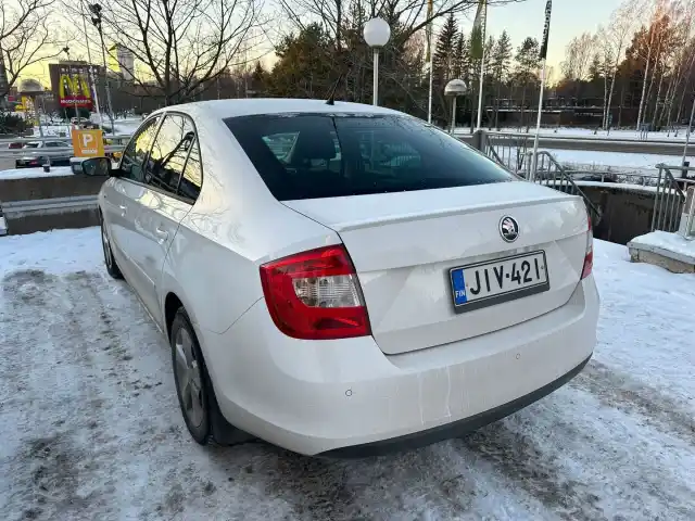 Valkoinen Viistoperä, Skoda Rapid – JIV-421