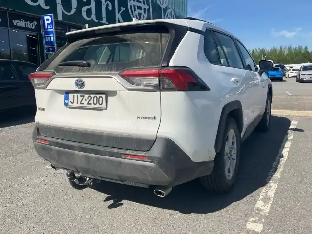 Valkoinen Maastoauto, Toyota RAV4 – JIZ-200