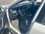 Valkoinen Maastoauto, Toyota RAV4 – JIZ-200, kuva 3