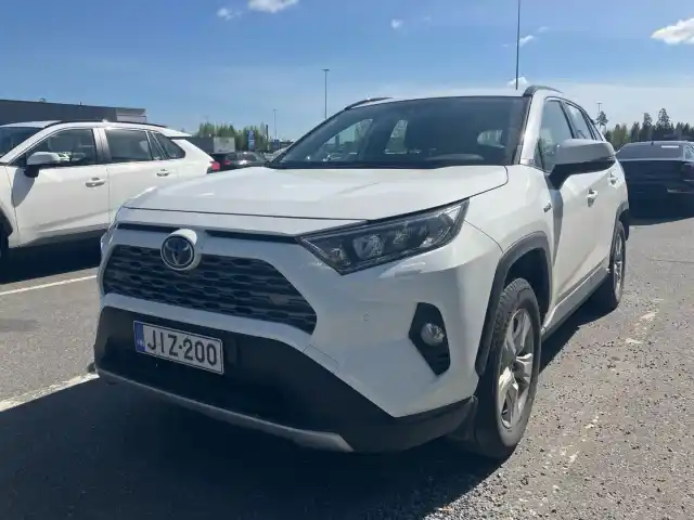 Valkoinen Maastoauto, Toyota RAV4 – JIZ-200