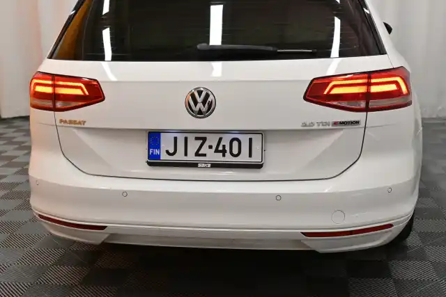 Valkoinen Farmari, Volkswagen Passat – JIZ-401