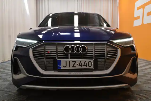 Sininen Coupe, AUDI E-TRON – JIZ-440