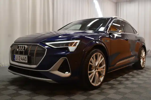 Sininen Coupe, AUDI E-TRON – JIZ-440