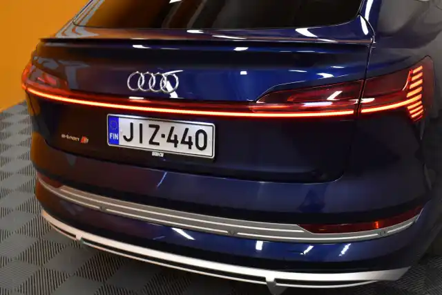 Sininen Coupe, AUDI E-TRON – JIZ-440