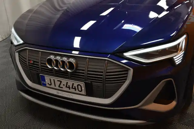 Sininen Coupe, AUDI E-TRON – JIZ-440