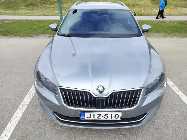 Harmaa Farmari, Skoda Superb – JIZ-510