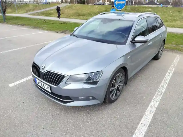 Harmaa Farmari, Skoda Superb – JIZ-510